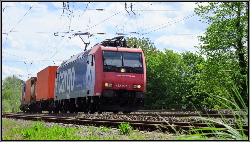 Die Sbb Cargo 482 027-0 bringt ihre Güterfracht aus Italien trotz Streik der GDL termingerecht nach Aachen West,wo es dann weitergeht nach Belgien.
Szenario am Bahnhof Eschweiler vom Park Rideplatz aus am 05.Mai 2015.