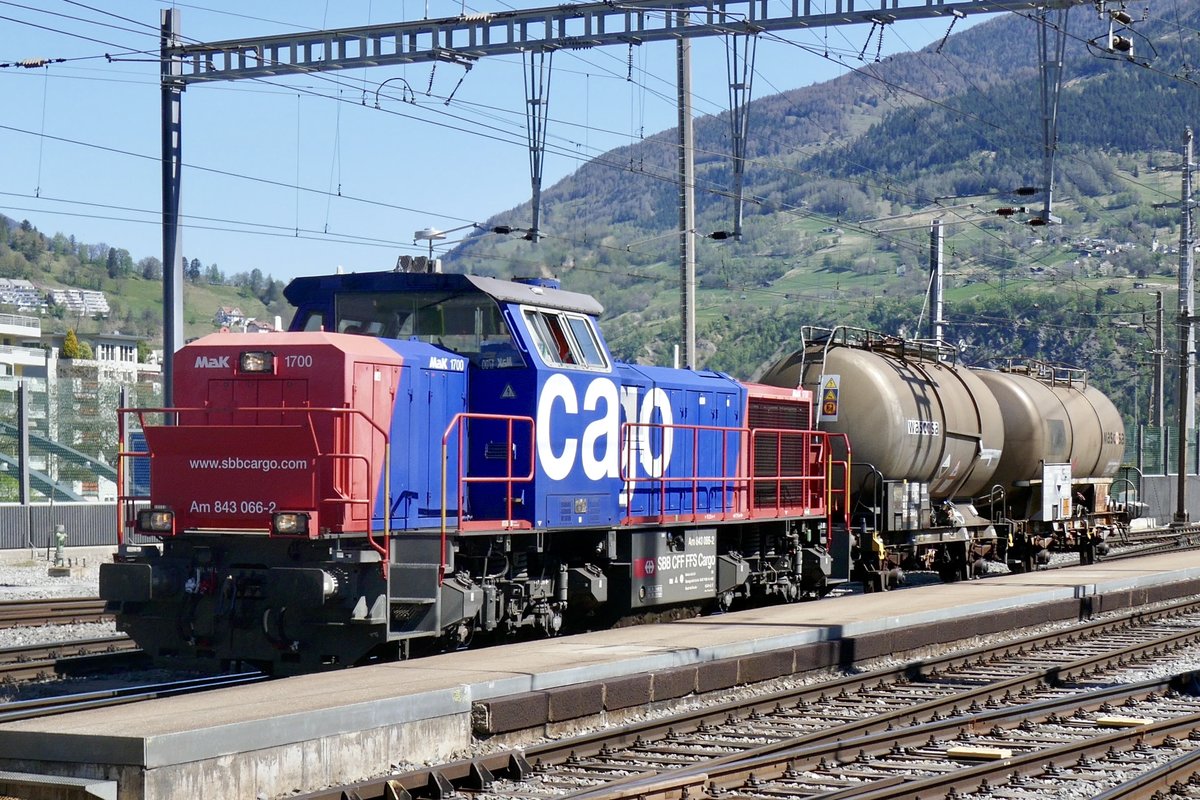 Die SBB Cargo Am 843 066 am 15.4.20 bei der Ausfahrt in Brig.