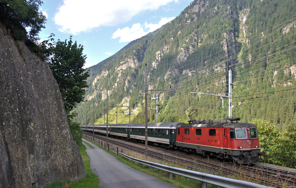 Die von SBB Cargo an SBB Personenverkehr vermietete Re 4/4 II 11244 befindet sich mit einem Interregio kurz vor der Einfahrt in den Bahnhof Göschenen. 29.07.2016
