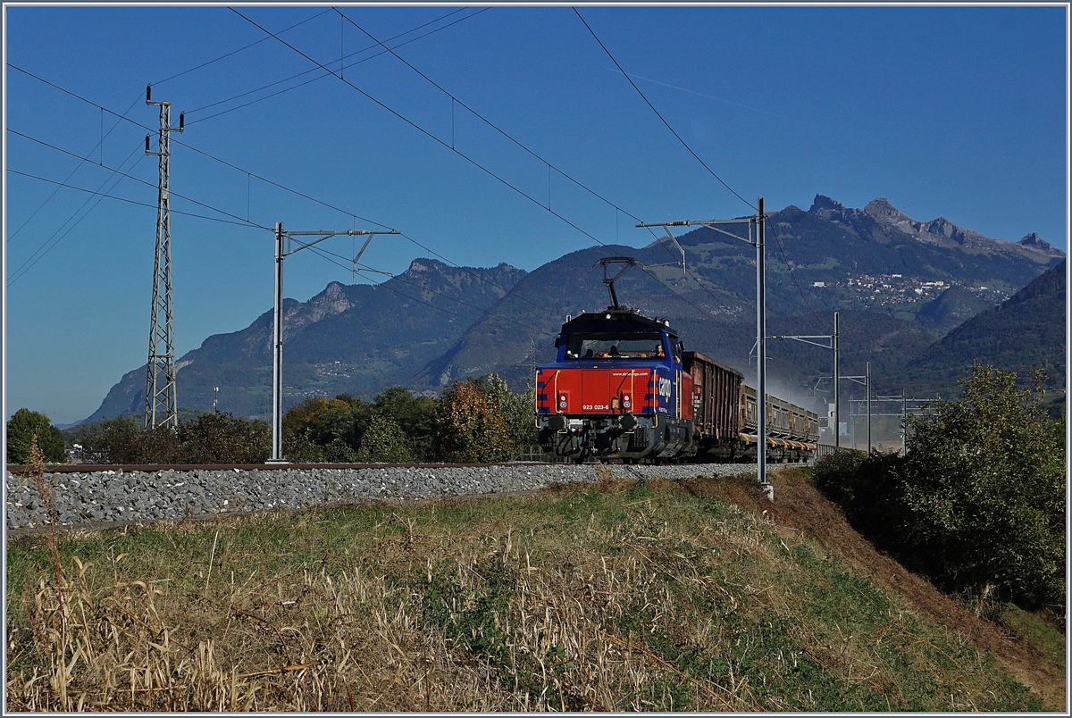 Die SBB Cargo Eem 923 023-6 mit einem Güterzug Richtung Wallis kurz nach Bex. Das Bild zeigt eindrücklich, weshalb Schüttgutt im Gotthardbasistunnel nicht mehr erwünscht ist.
11. Okt. 2017 
