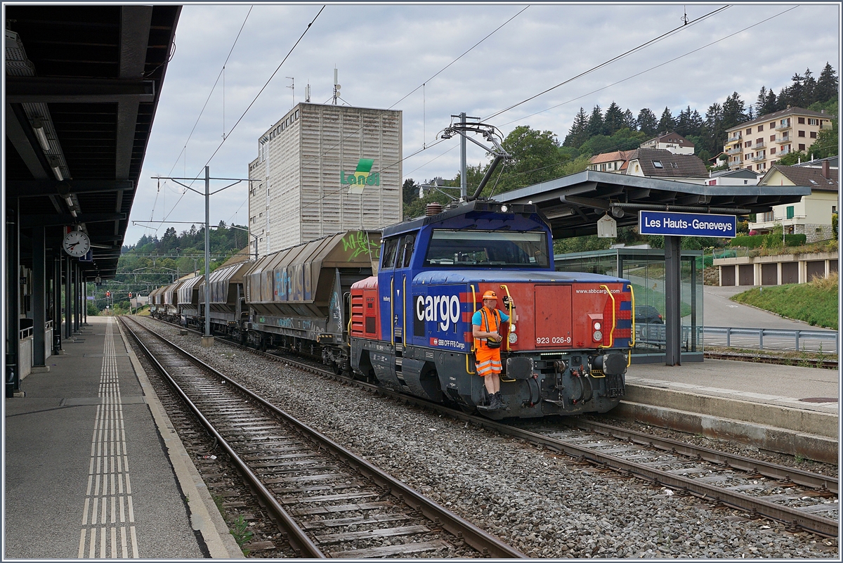 Die SBB Cargo Eem 923 026-9 ist mit seinen sechs Tagnpps Güterwagen von Neuchâtel kommend in Les Hauts-Geneveys eingetroffen und der Lokführer manövriert nun in Personalunion als Rangiermeister die Wagen zur Beladung.

12. August 2020