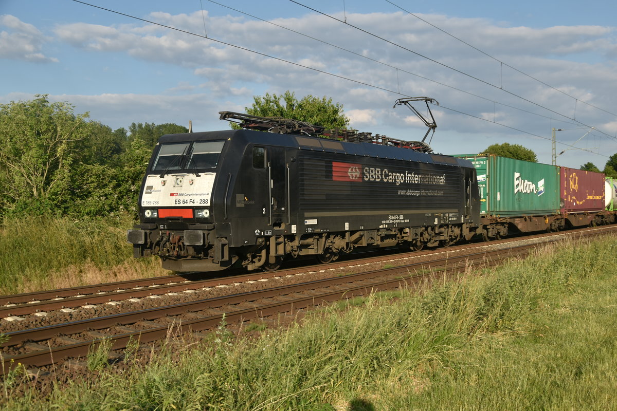 Die von der SBB Cargo geleaste MRCE 189 288 ist mit einem Containerzug bei Kaarst Broicherseite gen Osterath fahrend zu sehen. 17.6.2019