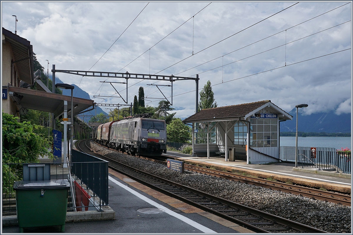 Die von SBB Cargo gemietete ES 64 F4 189 994-7  Sierre  mit ihrem Novelis-Güterzug von Sierre nach Göttigen bei der Durchfahrt in Veytaux-Chillon.

19. August 2019