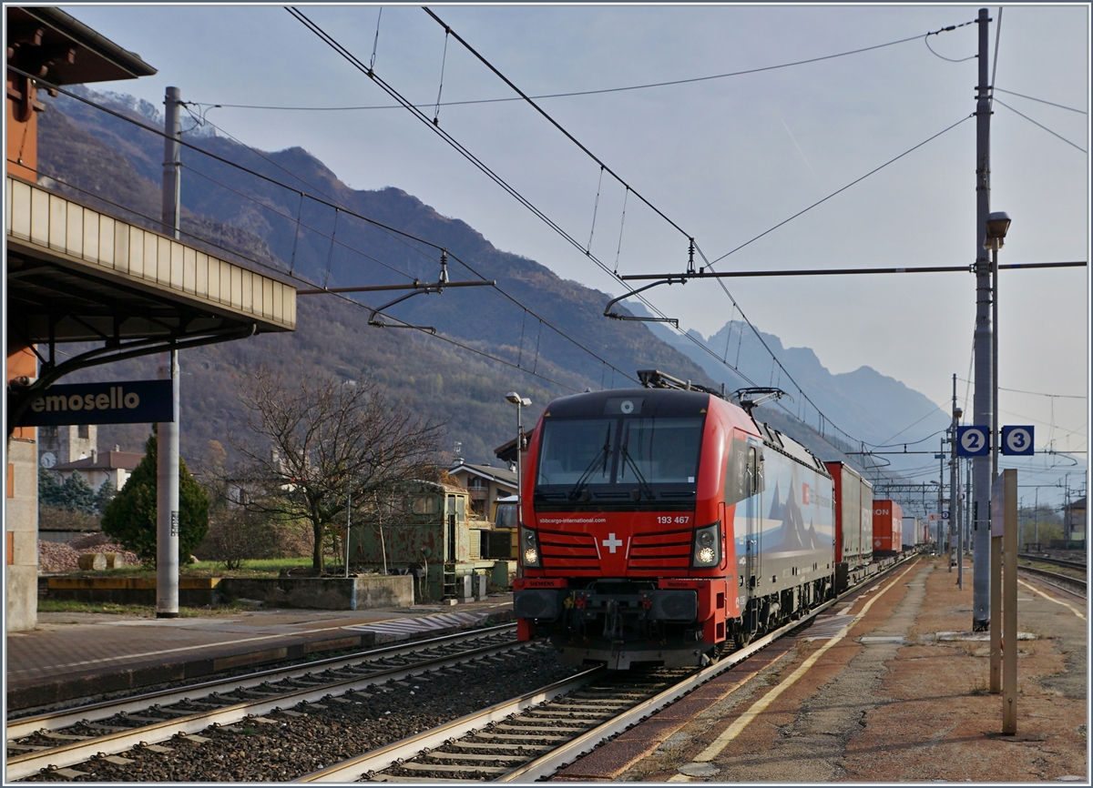 Die SBB Cargo International Re 193 467  Brig  erreicht mit einem Güterzug Richtung Norden den Bahnhof Premosello Chiavenda.
29. Nov. 2019
