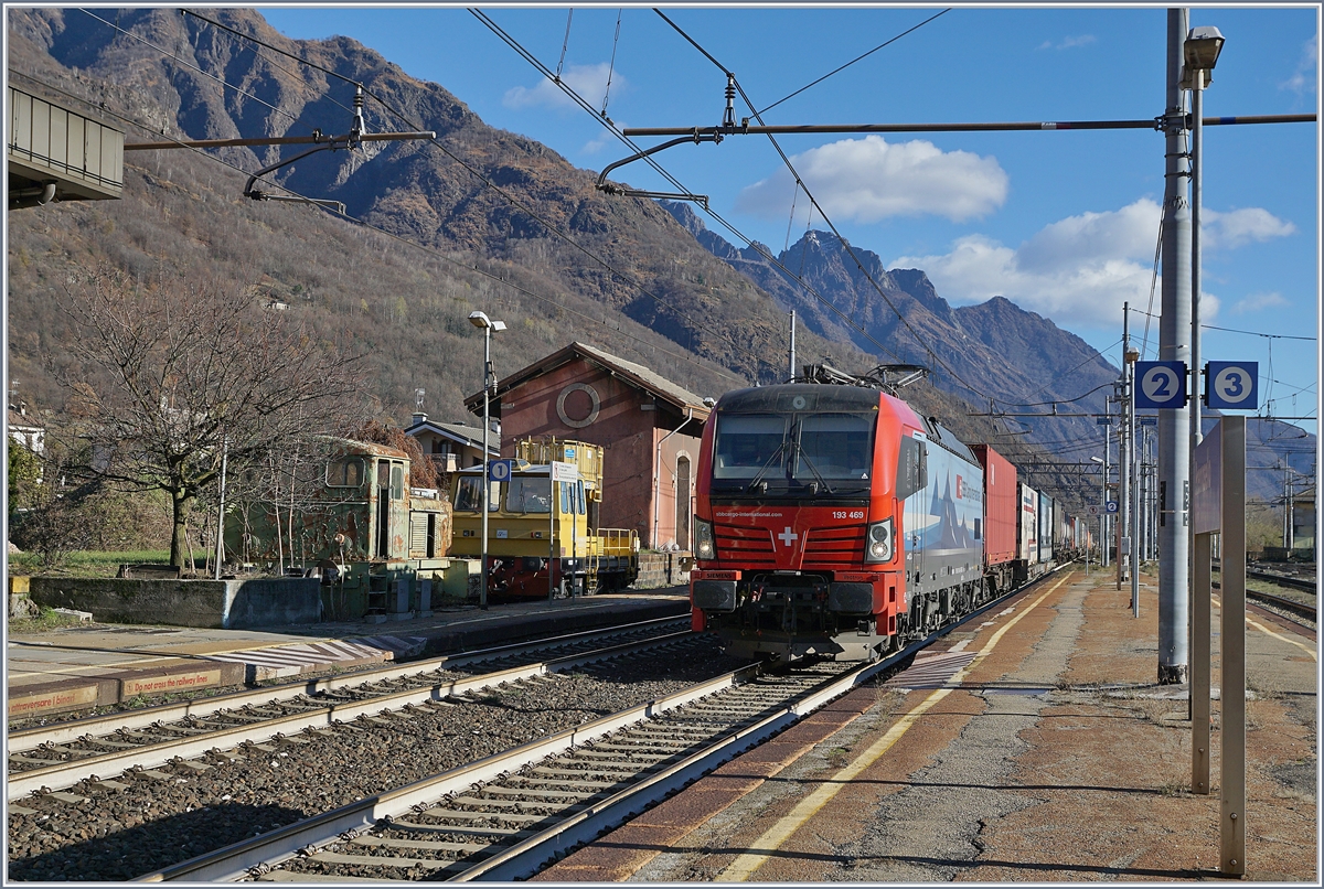 Die SBB Cargo International Re 193 469  Simplon  fährt auf ihrer Fahrt nach Norden durch den Bahnhof von Premosello Chiavenda.
4. Dez. 2018