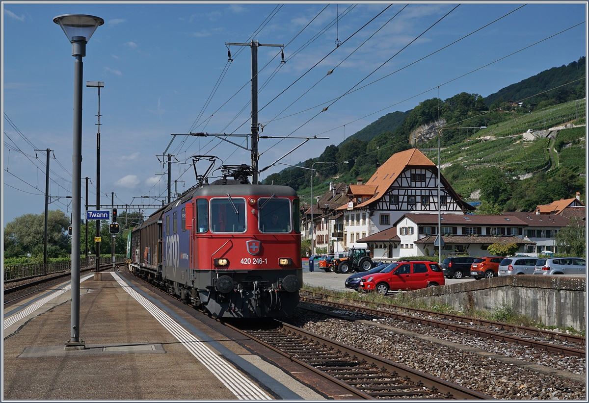 Die SBB Cargo Re 420 246-1 fährt mit einem Güterzug durch Twann.
31. Juli 2017
