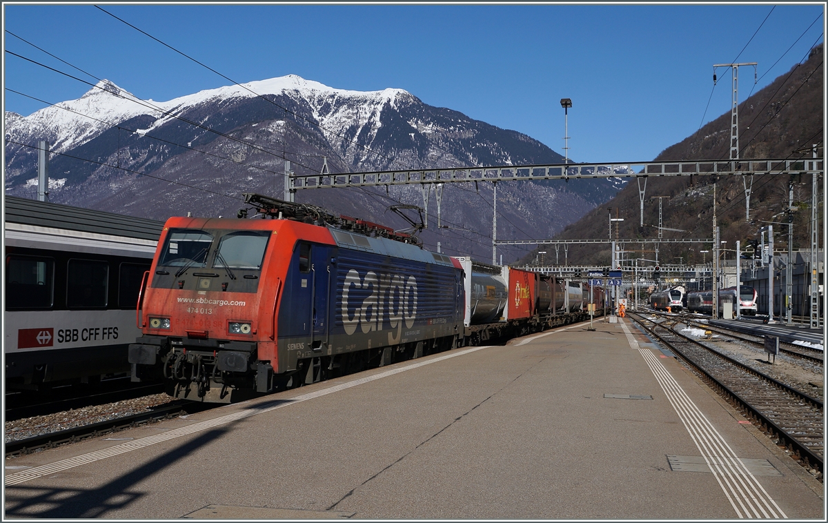 Die SBB Cargo Re 474 013 bei der Durchfahrt in Bellinzona mit einem Güterzug Richtung Luino.
10. März 2016