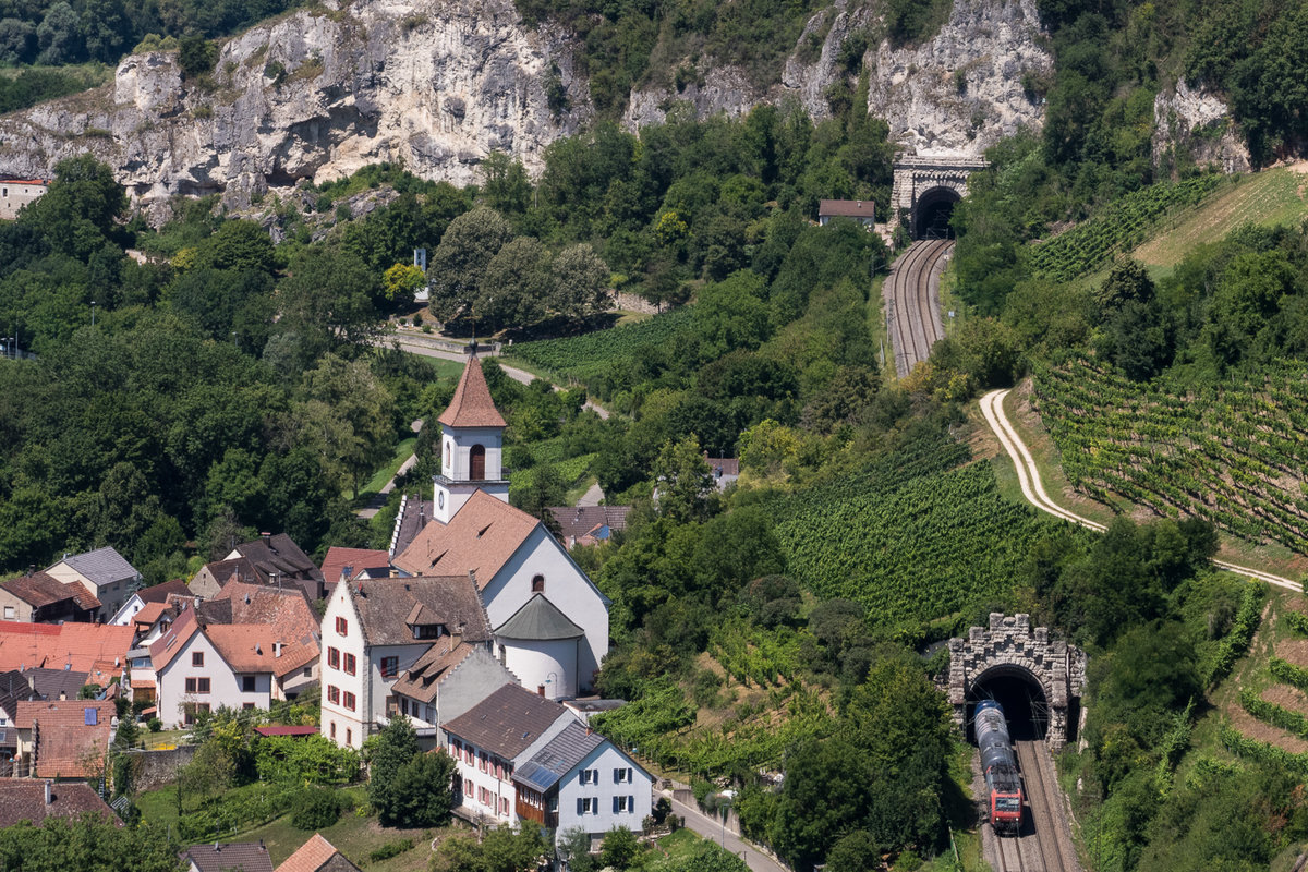 Die SBB Cargo Re 482 verlässt mit einem Kessel den Kirchberg - Tunnel bei Istein. 01.07.2020 