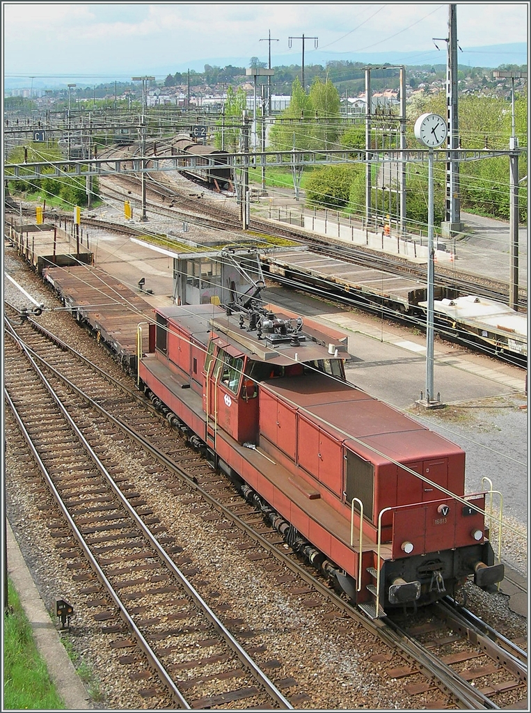 Die SBB Ee 6/6 16813 in Lausanne Triage. 
27. April 2006