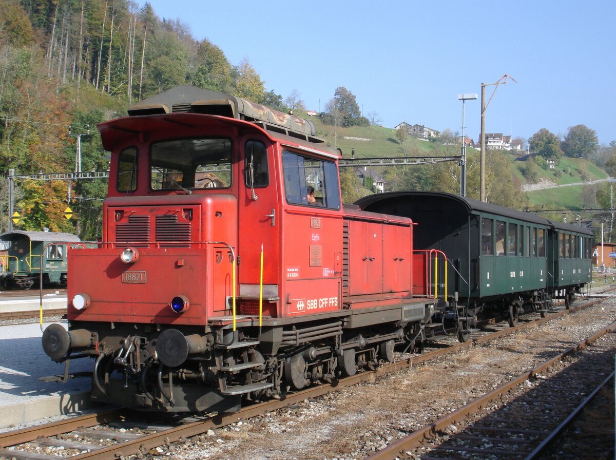 Die SBB-Em 3/3 18821 (Baujahr 1962) mit den beiden Sihltalbahn-C 69 und 68 der Zürcher Museumsbahn am 14. Oktober 2007 anlässlich des DVZO-Fahrzeugtreffens in Bauma.