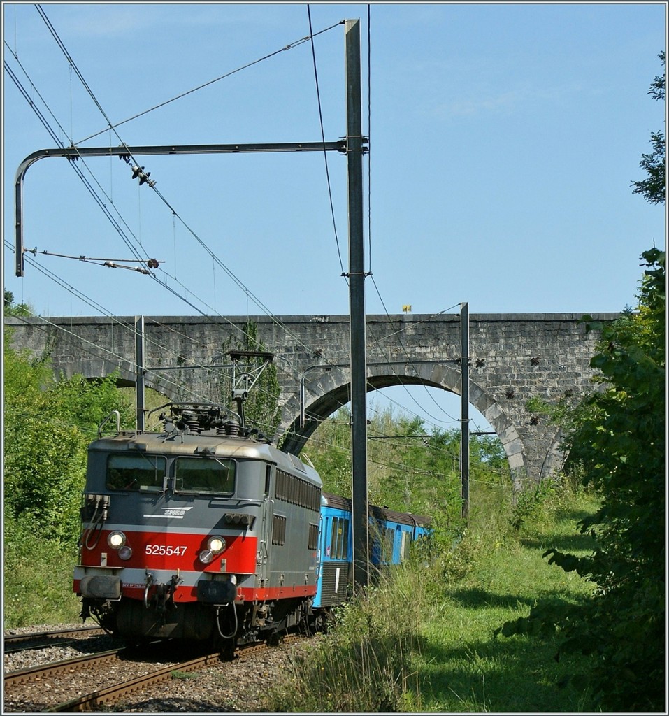 Die von der SBB gemietet SNCF BB 25 547 auf der Fahrt nach La Plaine kurz vor Russin.
5. Sept. 2008