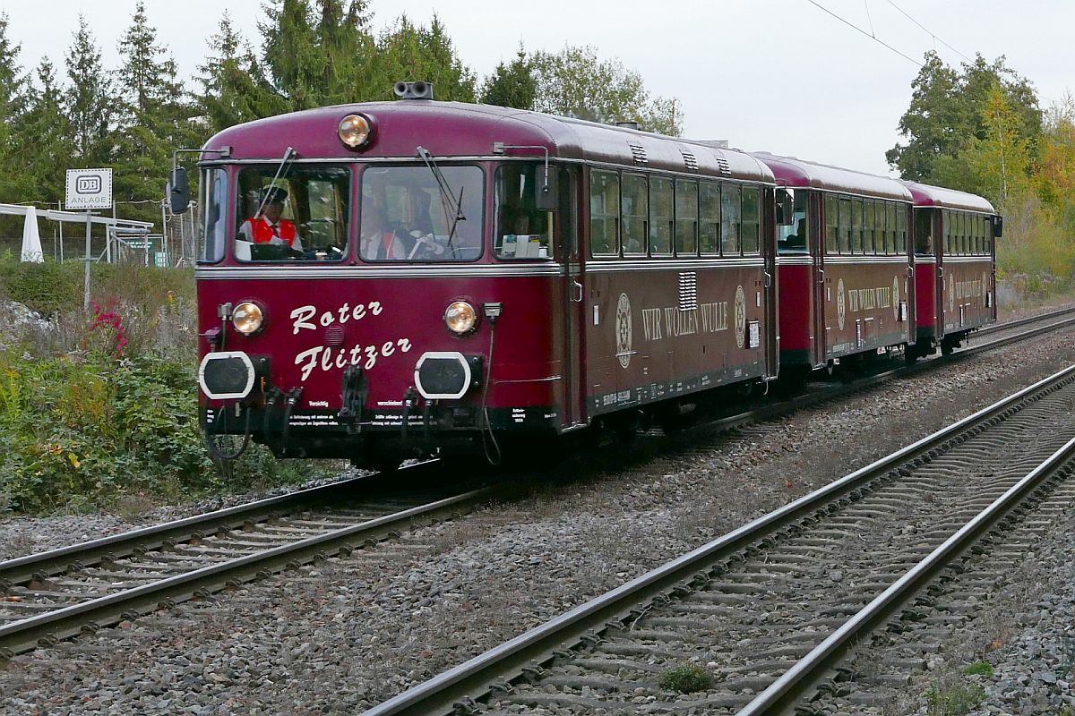 Die SBB GmbH und der Landkreis Konstanz feierten am 12.10.2019 das Jubil�um „25 Jahre seehas“. Anl��lich dieses Jubil�ums verkehrten zus�tzlich zum „seehas“ historische Sonderz�ge. Vom Ende des Bahnsteigs der Haltestelle Reichenau (Baden) wurde die dreiteilige Schienenbusgarnitur  Roter Flitzer  von Konstanz nach Singen auf der letzten Fahrt an diesem Tag fotografiert.