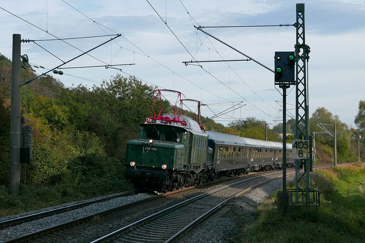 Die SBB GmbH und der Landkreis Konstanz feierten am 12.10.2019 das Jubil�um „25 Jahre seehas“. Anl��lich dieses Jubil�ums verkehrten zus�tzlich zum „seehas“ historische Sonderz�ge. Kurz vor der Haltestelle Hegne zieht E94 088 die Wagen des 62143 von Konstanz nach Singen.