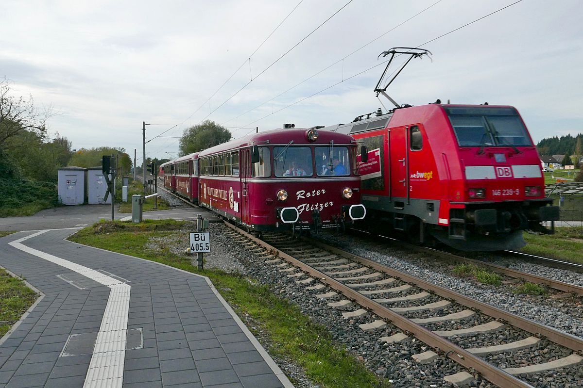 Die SBB GmbH und der Landkreis Konstanz feierten am 12.10.2019 das Jubiläum „25 Jahre seehas“. Anläßlich dieses Jubiläums verkehrten zusätzlich zum „seehas“ historische Sonderzüge. An der Haltestelle Hegne fährt ungeplant/ungewollt die Schwarzwaldbahn ins Bild, als sich die dreiteilige Schienenbusgarnitur  Roter Flitzer  als 832267 auf der Fahrt von Engen nach Konstanz befindet.