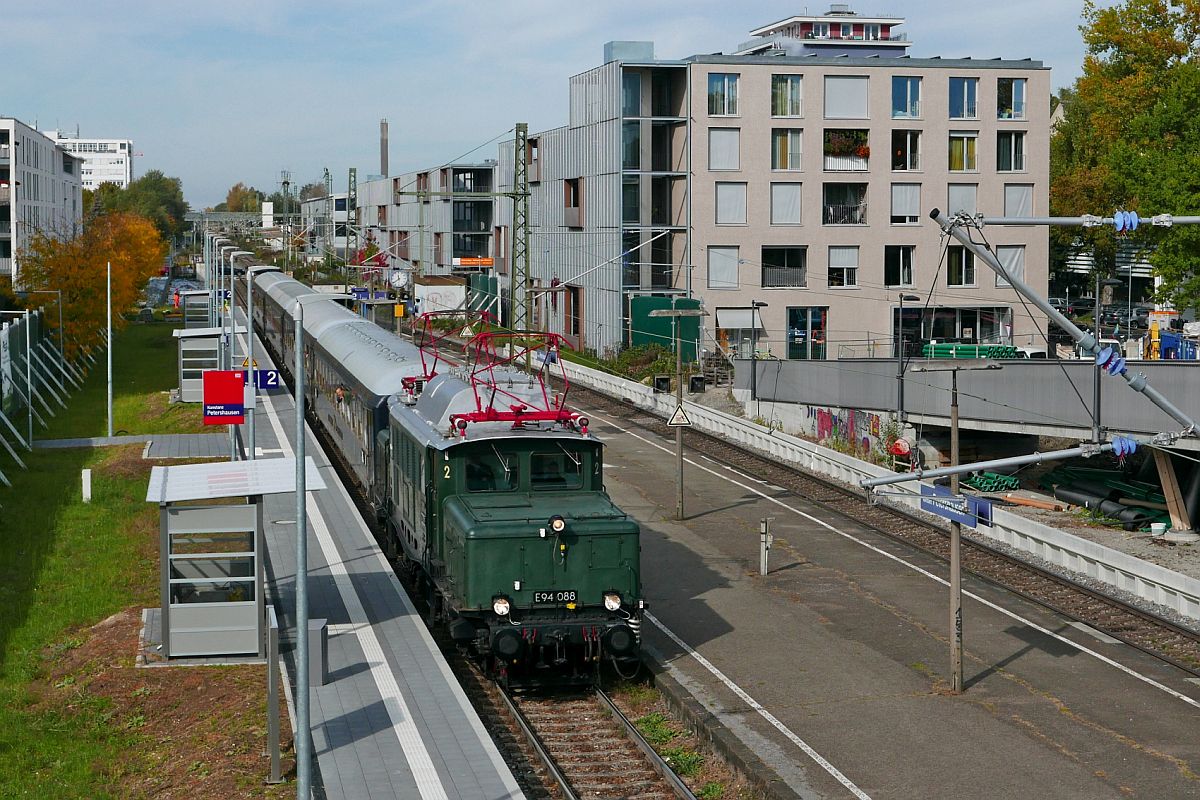 Die SBB GmbH und der Landkreis Konstanz feierten am 12.10.2019 das Jubil�um „25 Jahre seehas“. Anl��lich dieses Jubil�ums verkehrten zus�tzlich zum „seehas“ historische Sonderz�ge, die mit den regul�ren „seehas“-Tickets genutzt werden konnten. E94 088 mit den Wagen des 83272, Singen - Konstanz, erreicht den vorletzten Halt, Konstanz-Petershausen.