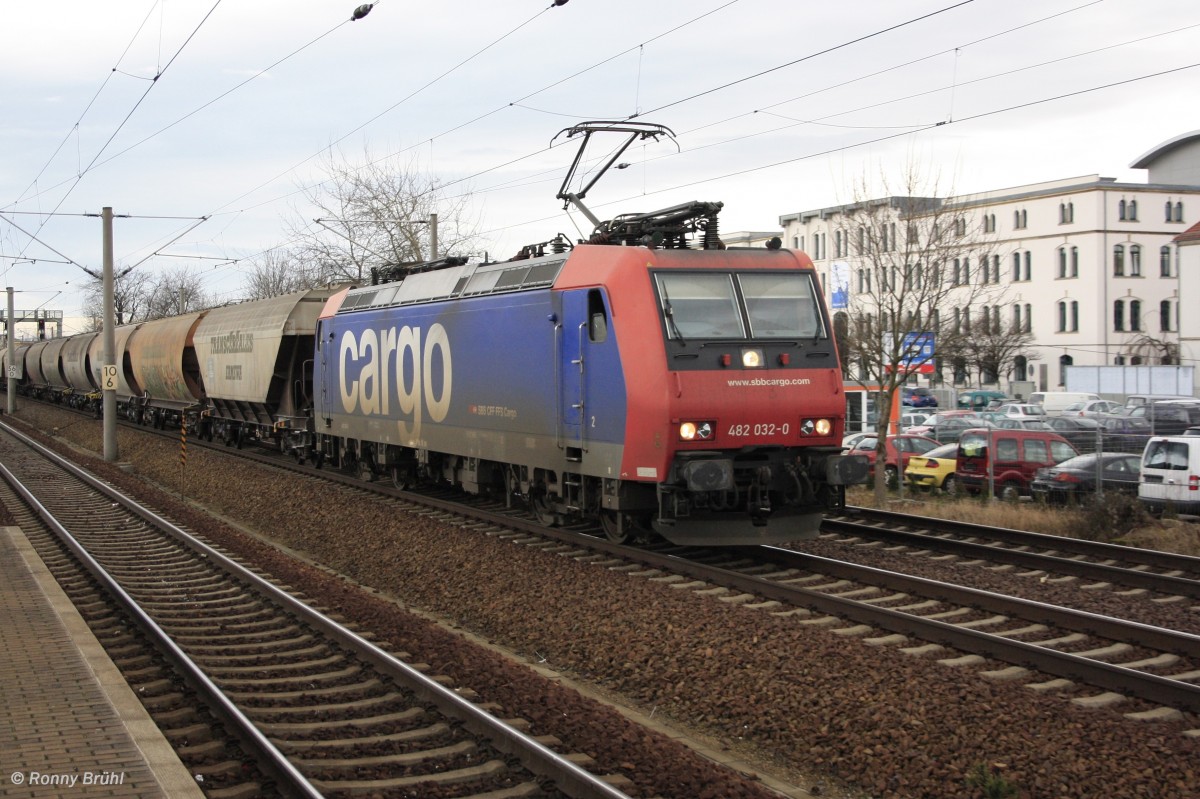 Die SBB Lok 482 032 durchfährt am 09.01.2013 den Hp. Dresden - Dobritz