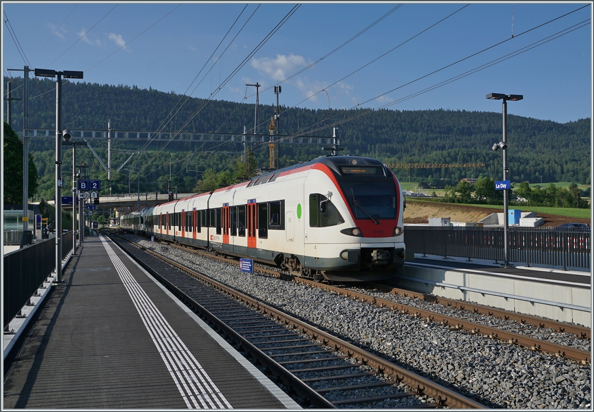 Die SBB RABe 522 026 und 059 sind als S2 von Aigle nach Vallorbe unterwegs und erreichen den  neuen  Bahnhof von Le Day. Künftig (ab 7. August) werden die Flirt Züge hier geflügelt, der vordere fährt weiter nach Vallorbe und der hintere nach Le Brassus (Fahrtrichtungswechsel).

16. Juni 2022
