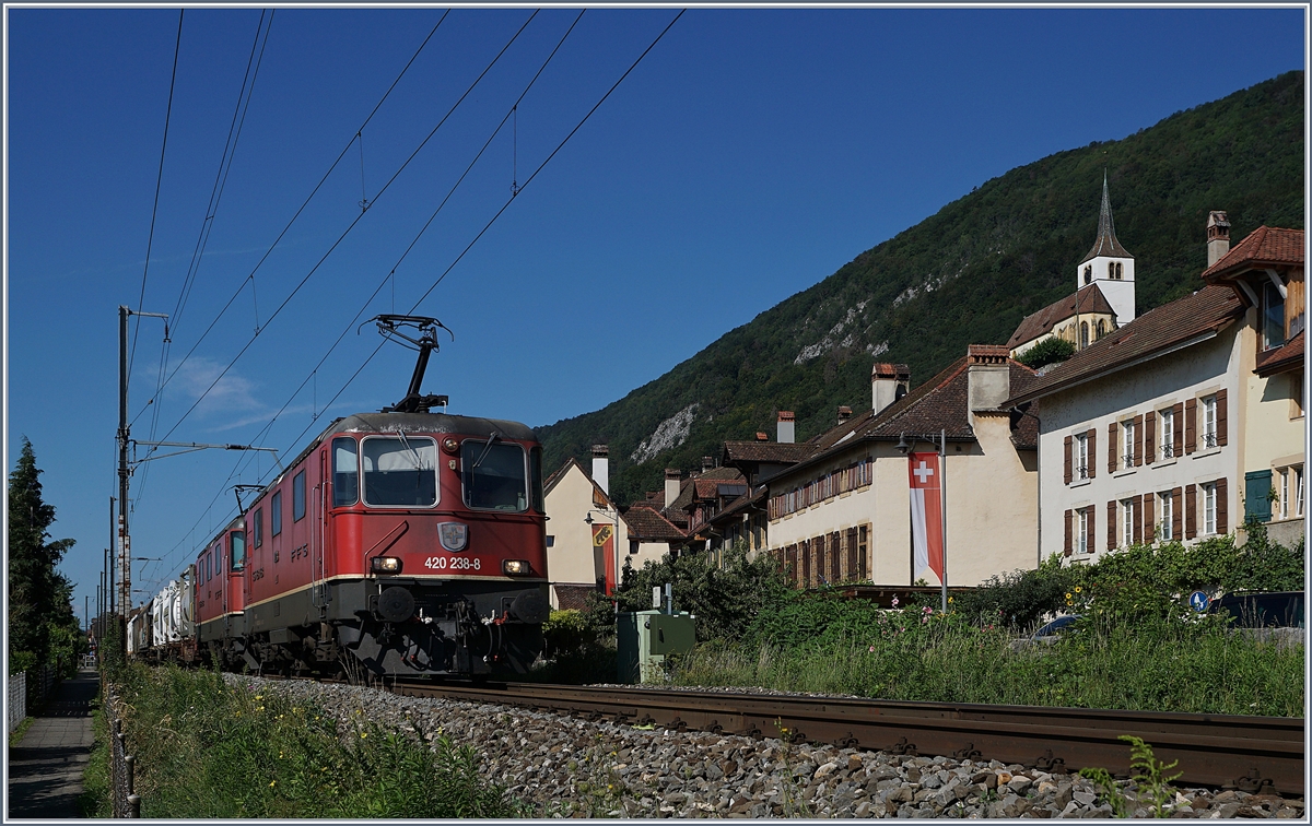 Die SBB Re 420 238-2 und eine weitere mit einem Güterzug bei Ligerz auf der Fahrt Richtung Bile/Bienne.


14. August 2019