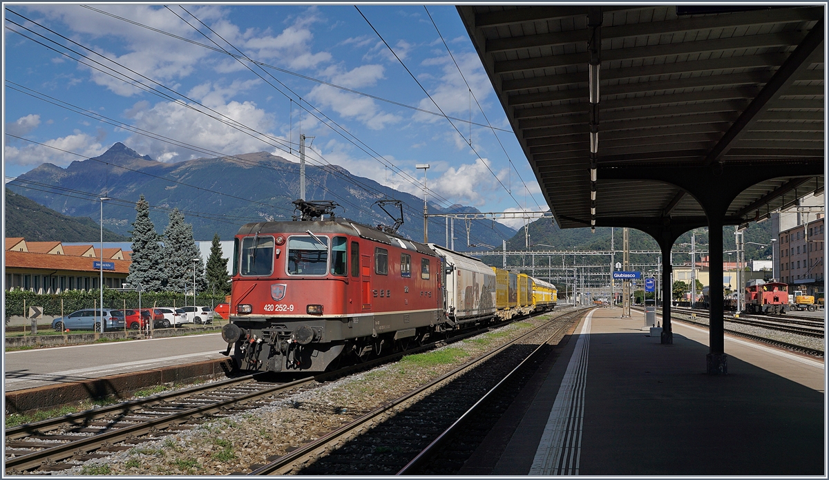 Die SBB Re 420 252-9 erreicht mit einem Postzug Giubiasco.

25. Sept. 2019