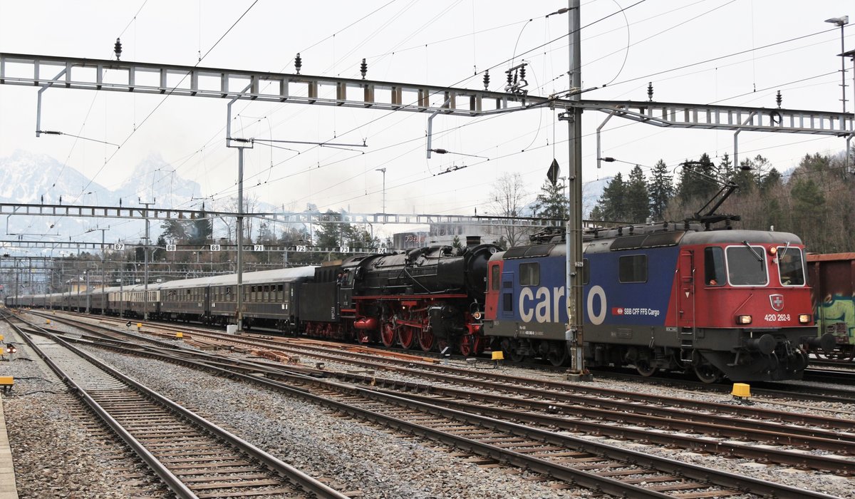 Die SBB Re 420 262-8 wurde für die Fahrt von Erstfeld nach Arth-Goldau vor dem langen Dampfzug und der 01 202 gespannt. 
Im Bild erreicht der Sonderzug den Bahnhof Arth-Goldau, wo hier die ECTS 2-taugliche Lok den Zug verlässt und die Re 4/4 I 10009 hinzukommt. 