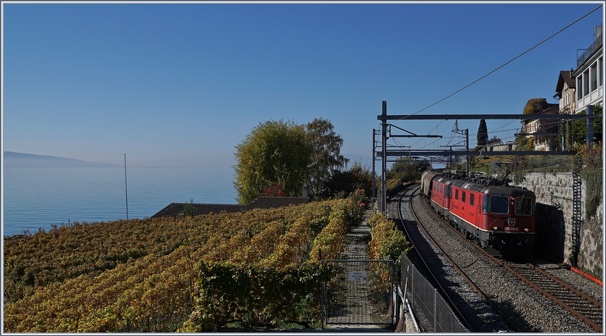 Die SBB Re 420 263-6 und ein weitere mit dem  Spaghetti -Zug von Frankreich nach Italien bei Rivaz.
18. Okt. 2017