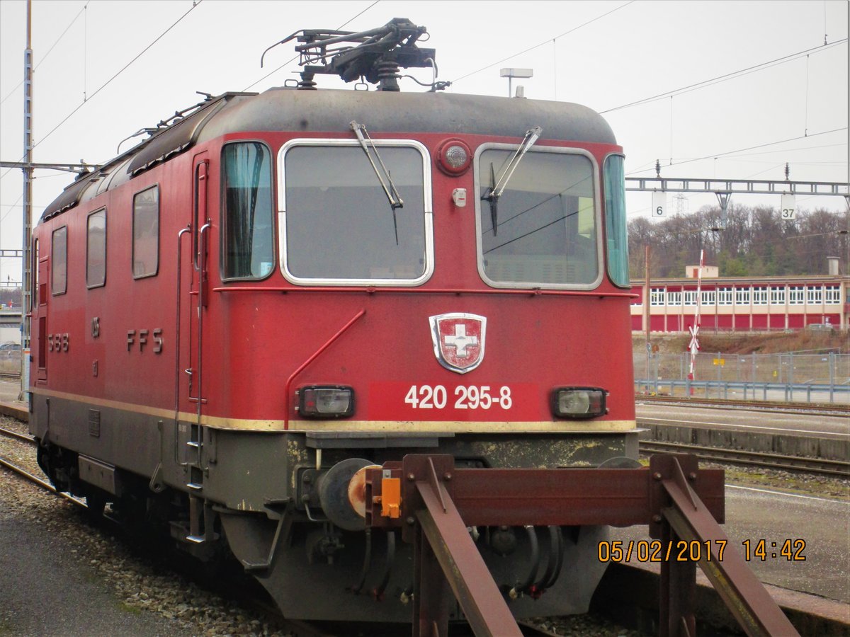 Die SBB Re 420 295-8|Re 4/4 II Nr. 11295 war mit vielen Lokomotiven der Baureihe SBB Re 6/6|SBB Re 620 am 05.02.17 um etwa 14.40 Uhr auf den Abstellgleisen in Bülach zu sehen und wartet vielleicht auf den nächsten Auftrag im Kies-,Containerverkehr oder Güterverkehr. 
