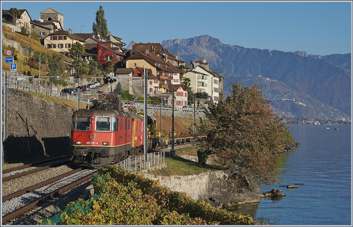 Die SBB Re 420 297-4 mit einen Güterzug auf der Fahrt Richtung Lausanne bei St-Saphorin.
16. Okt. 2017