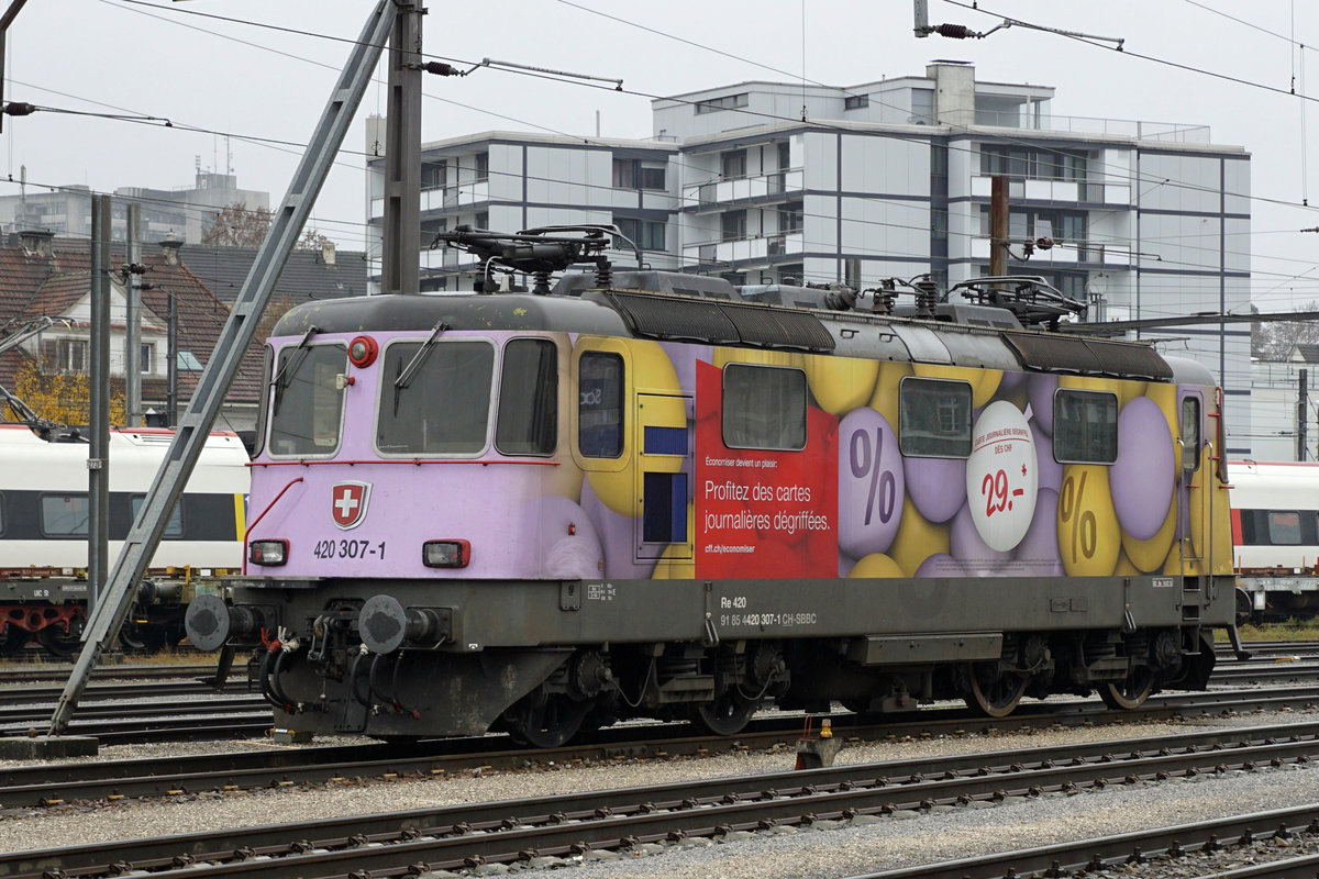 Die SBB Re 420 307-1 von SBB CARGO NATIONAL mit Werbeanstrich im Güterbahnhof Solothurn am 1. November 2020.
Foto: Walter Ruetsch