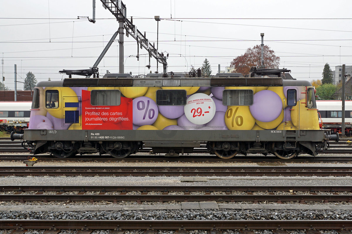 Die SBB Re 420 307-1 von SBB CARGO NATIONAL mit Werbeanstrich im Güterbahnhof Solothurn am 1. November 2020.
Foto: Walter Ruetsch