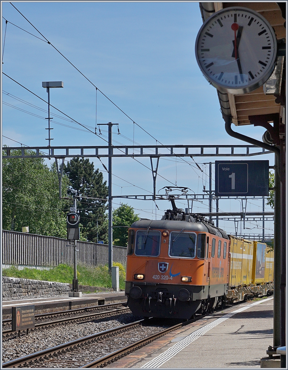 Die SBB Re 420 320-4  InterregioCargo  erreicht mit einem Postzug Auvernier.
16. Mai 2017