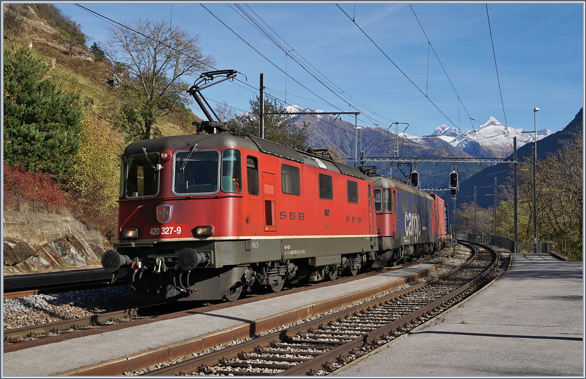 Die SBB Re 420 327-9 und eine Re 6/6 ziehen in Lalden einen Güterzuug nordwärts.
25. Okt. 2017
