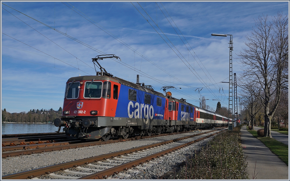 Die SBB Re 421 392-2 und eine weitere erreichen mit dem EC 191 Lindau Hbf. 

17. März 2019