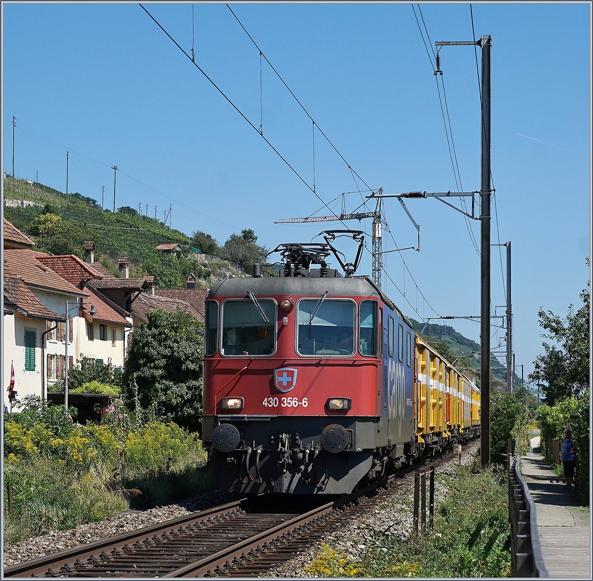 Die SBB Re 430 356-6 mit einem Postzug bei Ligerz.
18. Augsut 2017