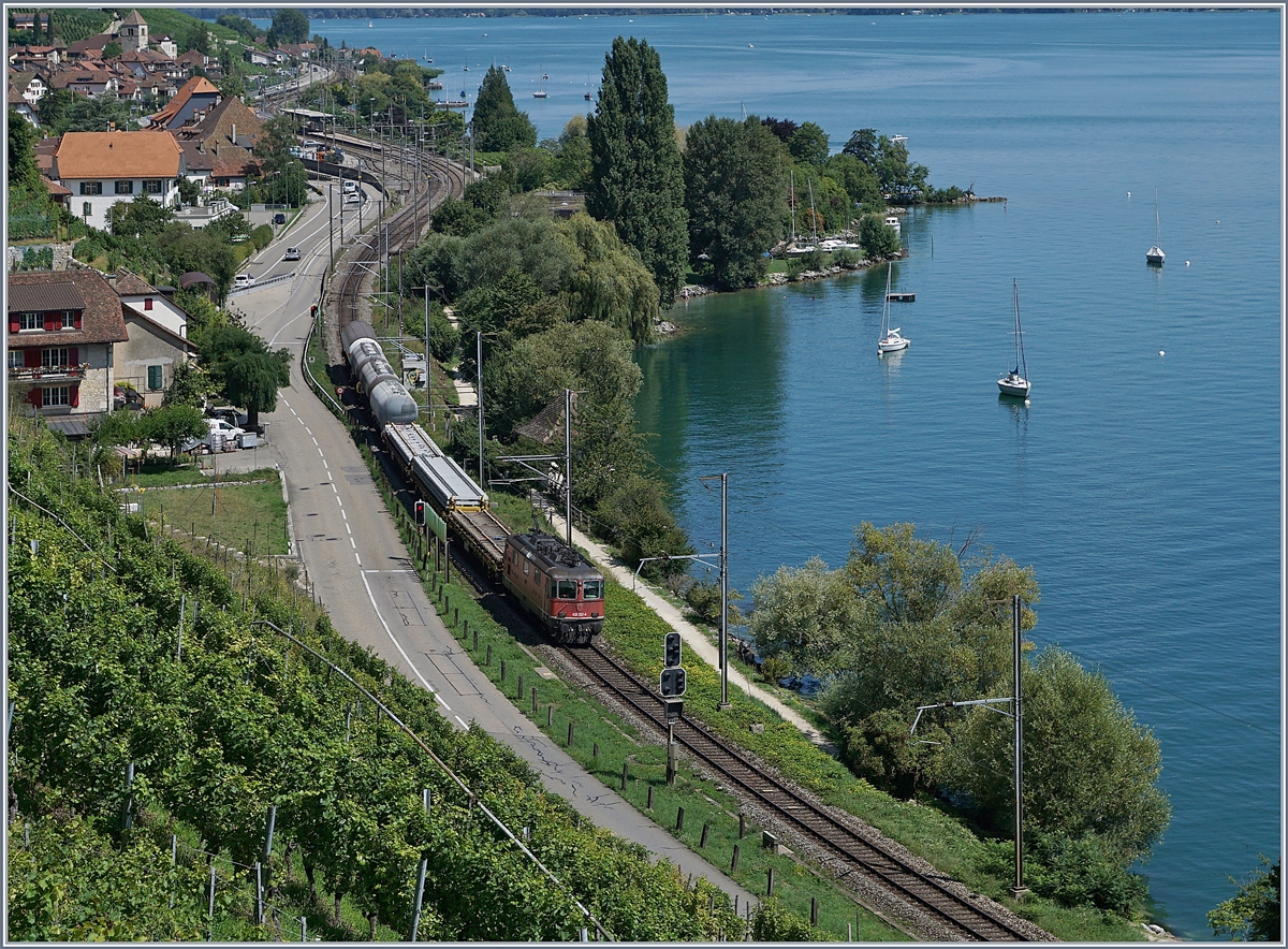 Die SBB Re 430 357-4 ist mit einem kurzen Güterzug bei Ligerz in Richtung Twann unterwegs.

14. August 2019