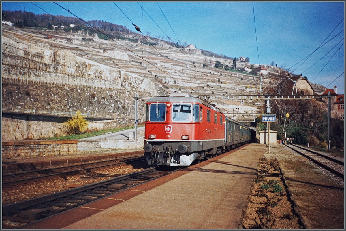 Die SBB Re 4/4 11124 fährt mit einem Schnellzug in Rivaz durch. 

Analogbild vom März 1994
