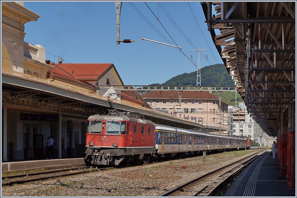 Die SBB Re 4/4 11195 und eine weitere sind mit ihrem Dispozug in einem IR90er Umlauf unterwegs und verlassen Vevey in Richtung Lausanne. 

30. Juni 2020