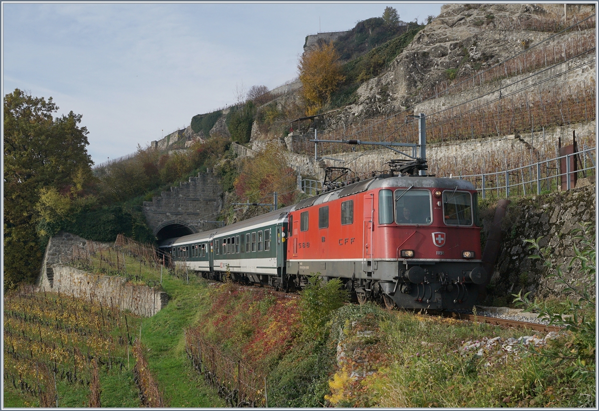 Die SBB Re 4/4 11198 bringt mit ihrem Fan-Zug von Bern nach Sion etwas Abwechslung auf die  Train des Vignes  Strecke.
Das Bild entstand beim 20 Meter langen Salanfe Tunnel oberhalb von St-Saphorin.

24. Nov. 2019