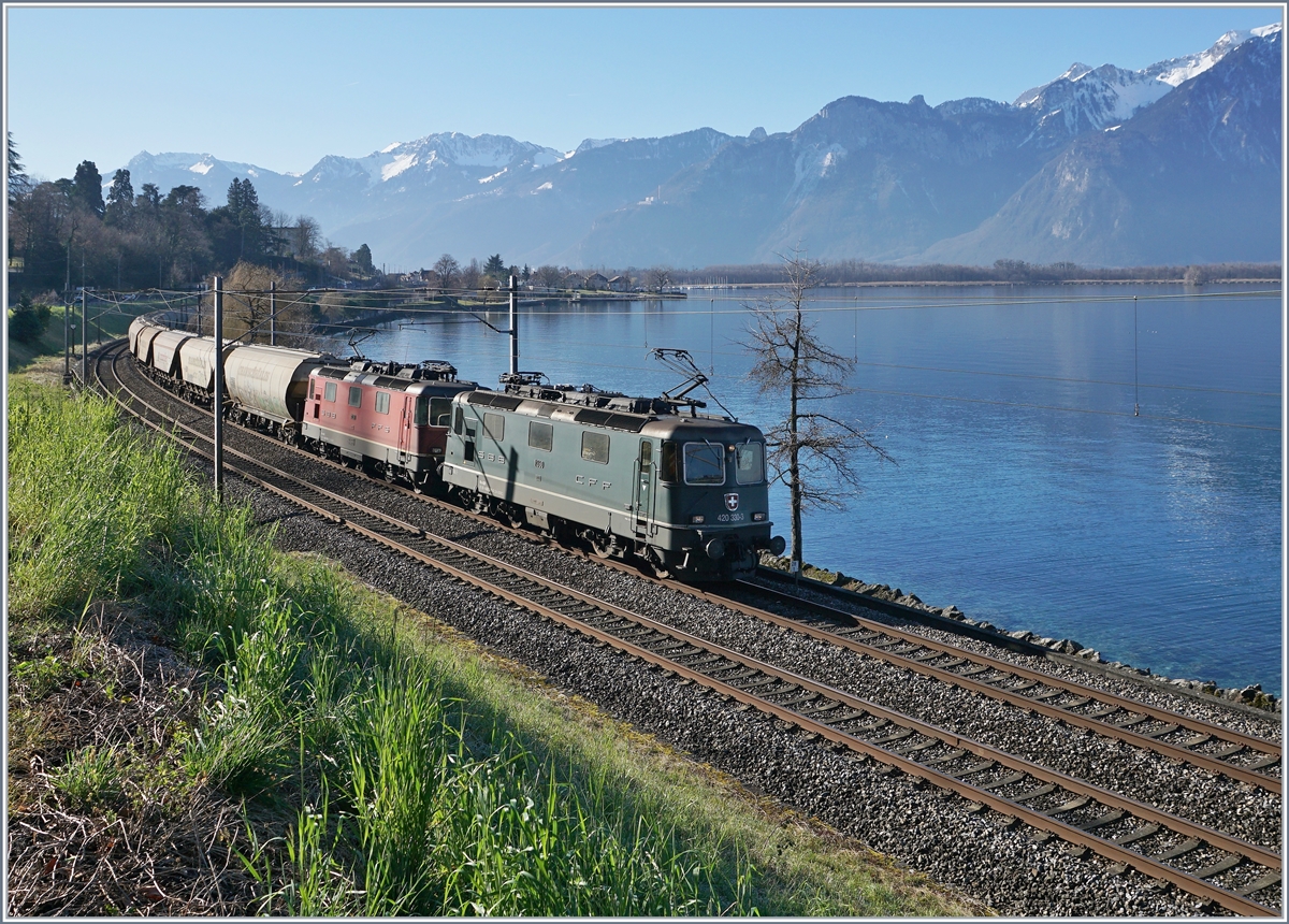 Die SBB Re 4/4 11330 und eine weitere Re 4/4 II sind mit ihrem (leeren) Transit-Getreide-Blockzug von Italien auf der Rückfahrt nach Frankreich kurz nach Villeneuve am Genfer See unterwegs. 

7. Feb. 2020