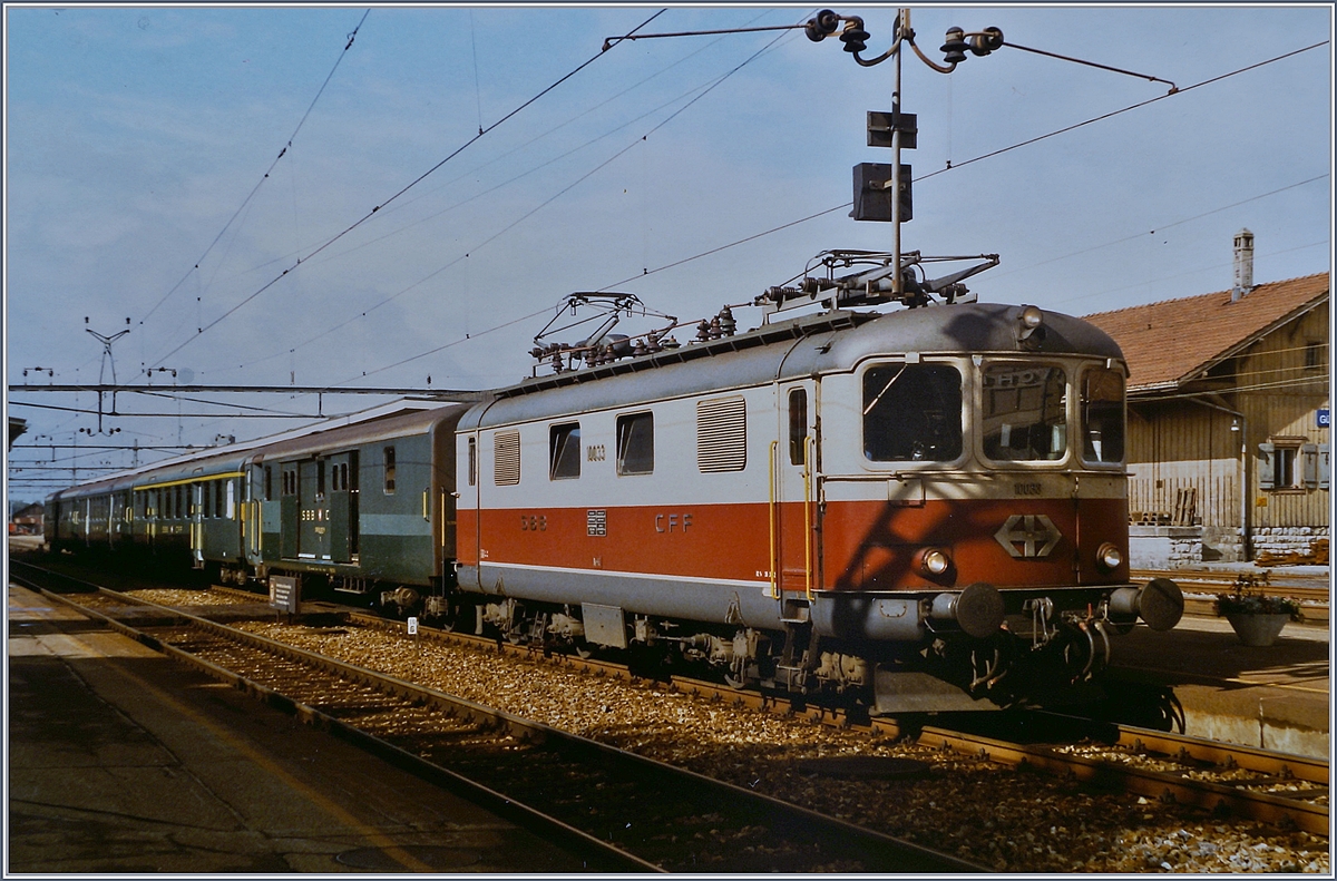 Die SBB Re 4/4 I 10033 mit ihrem Schnellzug 615 von Biel/Bienne nach Delémont beim Halt in Grenchen Nord.

1. Aug. 1984