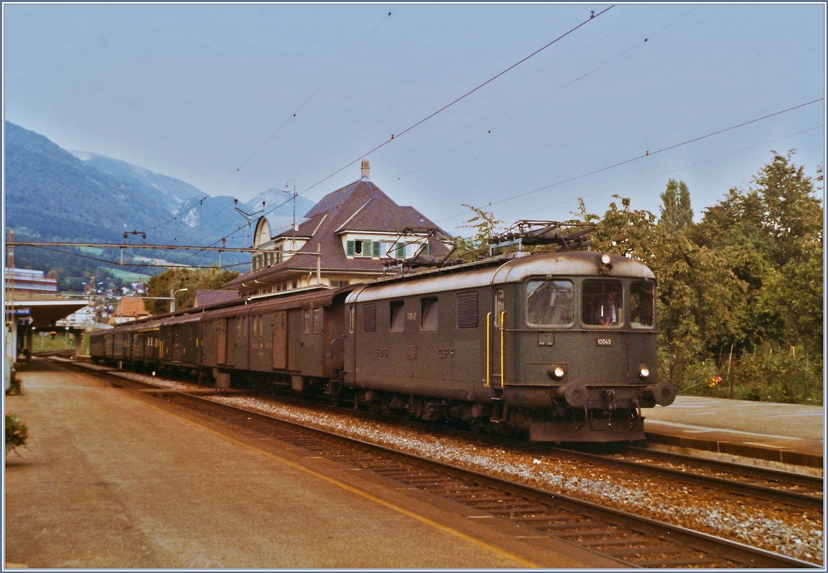 Die SBB Re 4/4 I 10049 wartet mit ihrem Regionalzug 4876 nach Biel/Bienne in der Zugausgangsstation Grenchen Nord auf die Abfahrt. 
(Analog Bild)

8. Okt. 1984 