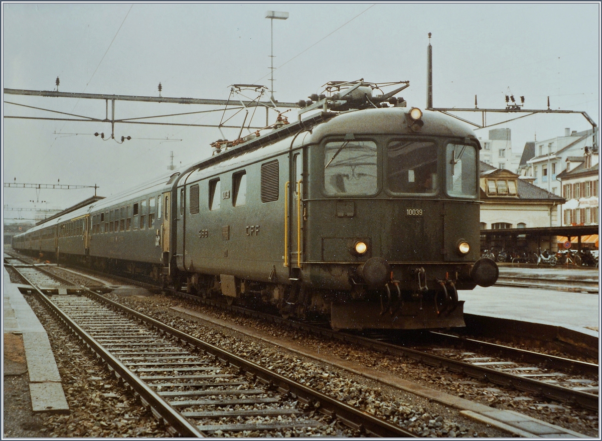 Die SBB Re 4/4 I 10039 wartet mit einem ungewöhnlichen und ungewöhnlich langen Regionalzug 3933 nach Basel SBB in Delémont auf die Abfahrt. 
Grund dafür ist die an diesem Sonntag ausgegeben Fr 5.- Tageskarte, die in allen Regionalzügen gültig ist. Der  Erfolg  war so gross, dass ab dem Nachmittag auch die Schnellzüge für die Beförderung der vielen Menschen frei gegeben werden musste.

16. Sept. 1984