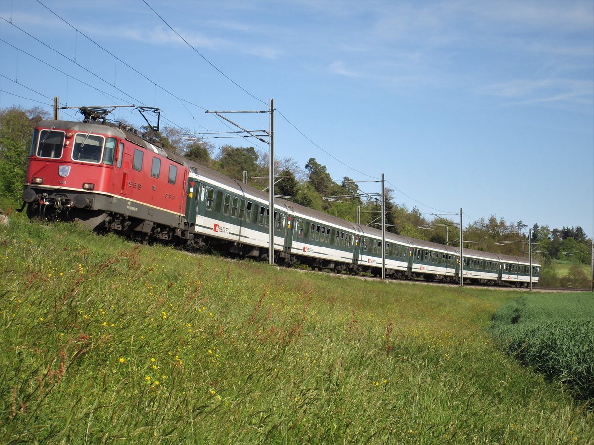 Die SBB Re 4/4 II Nr. 11300 verkehrte am 30. April 2017 mit einem Extrazug, bestehend aus EW V Wagen. Das Bild entstand zwischen Bassersdorf und Baltenswil.