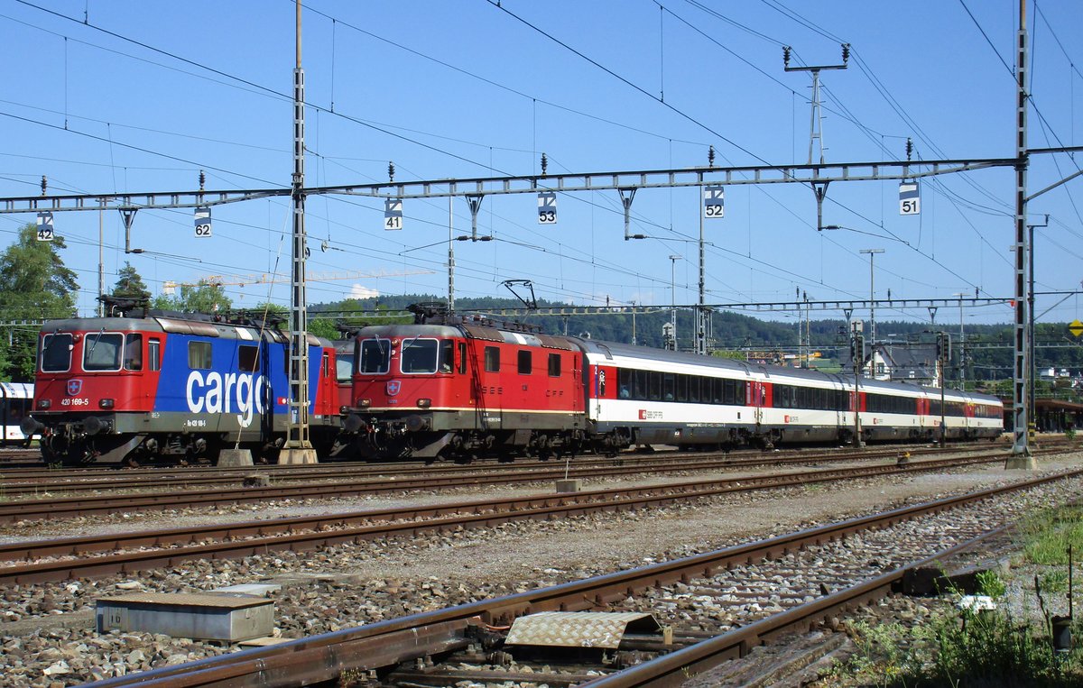 Die SBB Re 4/4 II Nr. 11299 verkehrte am 27. Mai 2017 als IC 182 von Zürich HB nach Stuttgart Hbf. Der IC 182 hatte im Bild den Bahnhof Bülach durchfahren und fährt neben den einem Abstellgleis vorbei, auf welchem die SBB Re 420 169-5 abgestellt ist, Richtung Schaffhausen weiter. 