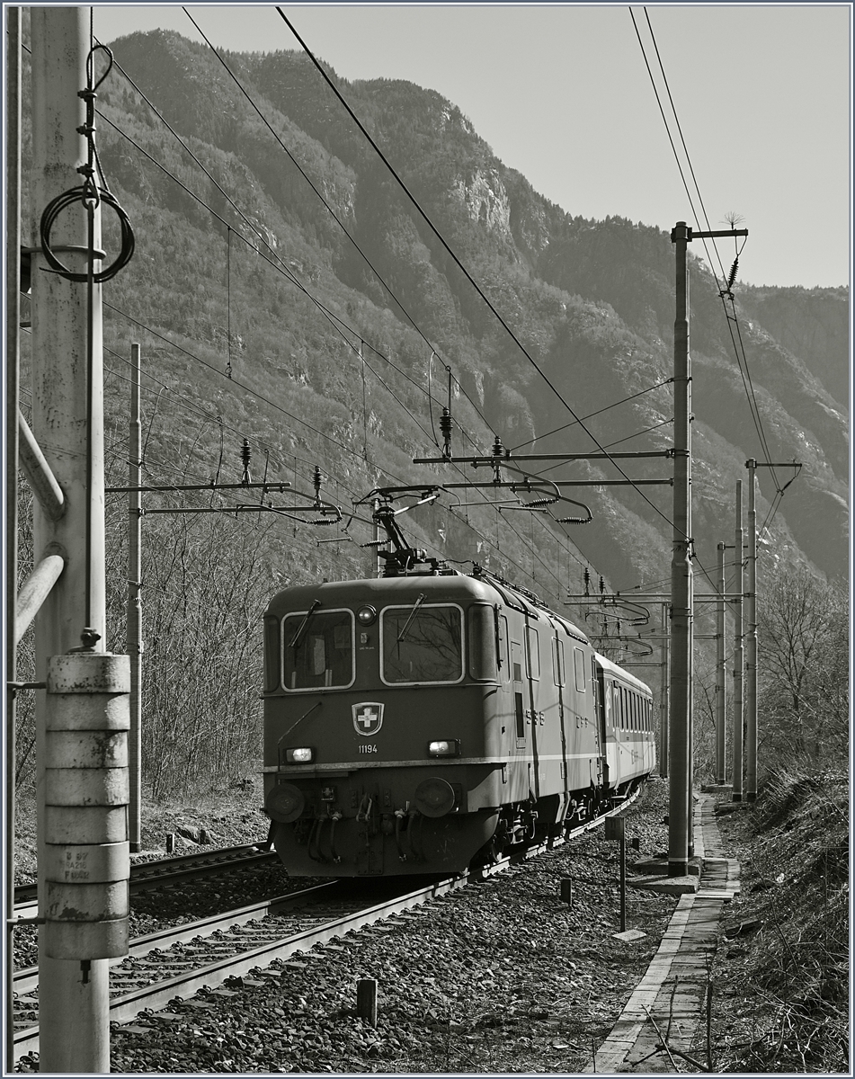 Die SBB Re 4/4 II 11194 mit einem IR von Domodossola nach Brig fährt in Kürze durch den Bahnhof von Varzo.
11. März 2017