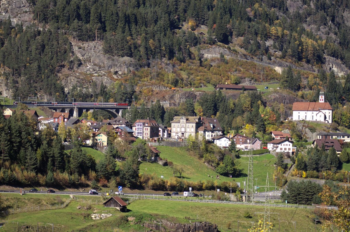 Die SBB Re 4/4 II Nr. 11195 zog am 13. Oktober 2017 den EXT als Gotthard Panoramaexpress von Lugano nach Flüelen durch die mittlere Meienreussbrücke bei Wassen. Am rechten Bildrand sieht man noch das berühmte  Chileli vo Wassen .