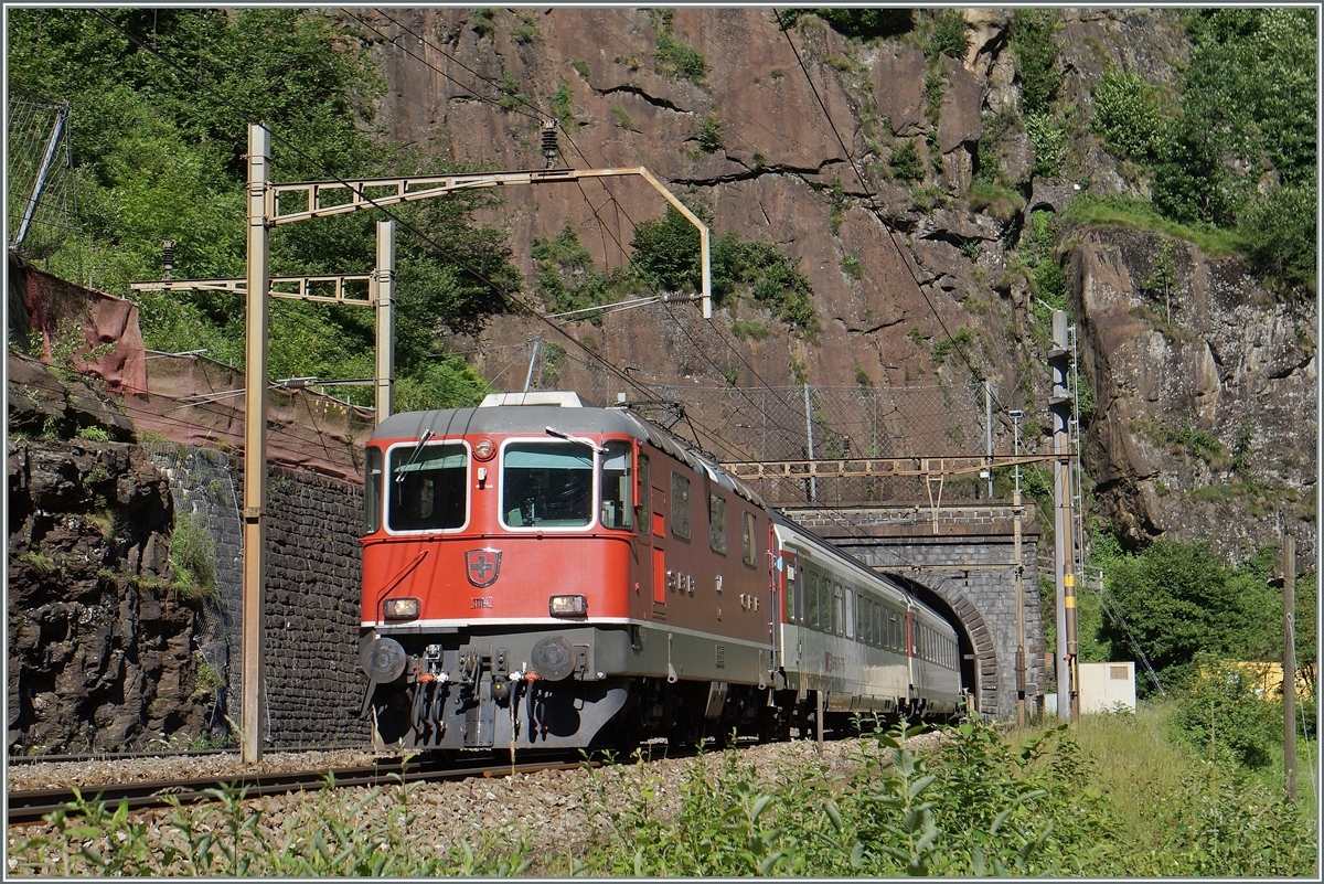 Die SBB Re 4/4 II 11114 verlässt mit ihrem IR nach Locarno den 1567 Meter langen Prato Kehrtunnel und wird in wenigen Minuten Faido erreichen.
24. Juni 2015 