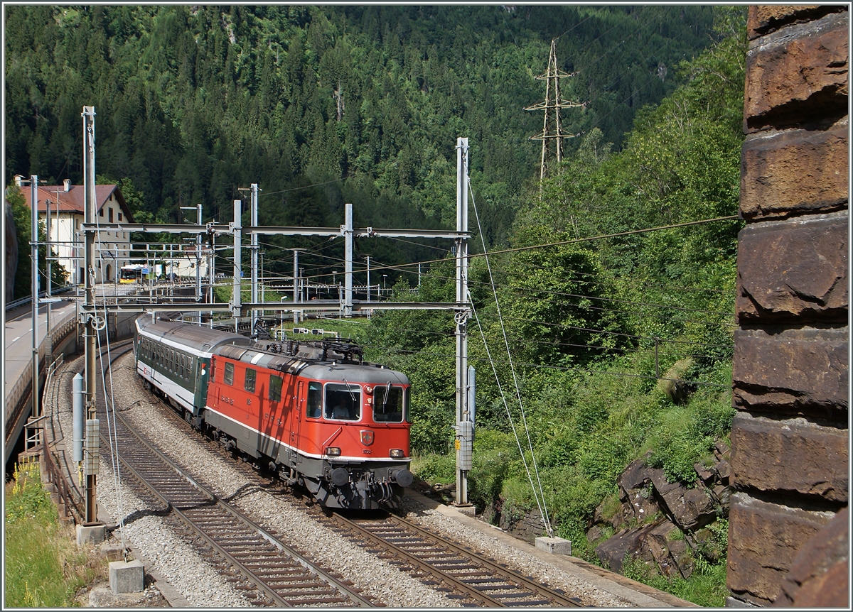 Die SBB Re 4/4 II 11158 verlässt mit ihrem  Gotthard IR nach Locarno den Bahnhof Rodi Fiesso und beginnt nun ihre Fahrt durch die Dazio Grande Richtung Faido. 
23. Juni 2015