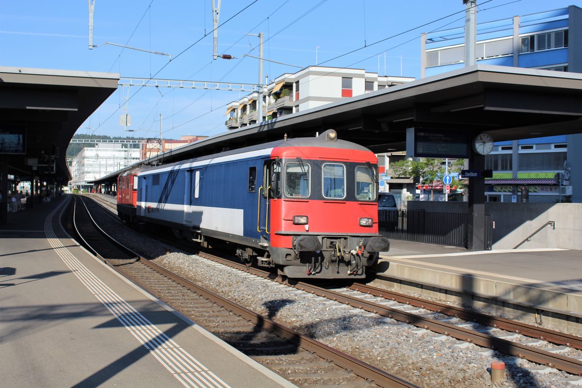 Die SBB Re 4/4 II Nr. 11124 bei der Durchfahrt mit dem Jail-Train (als Leermaterialzug wahrscheinlich) im Bahnhof Zürich Oerlikon.

Freitag, 27. Juli 2018