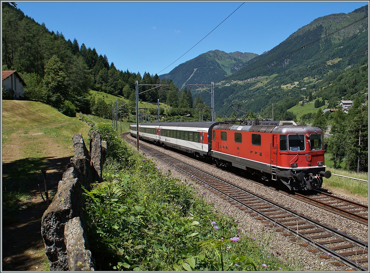 Die SBB Re 4/4 II 11125 fährt mit einem  Gotthard IR bei Rodi Fiesso Richtung Locarno.
24. Juni 2015