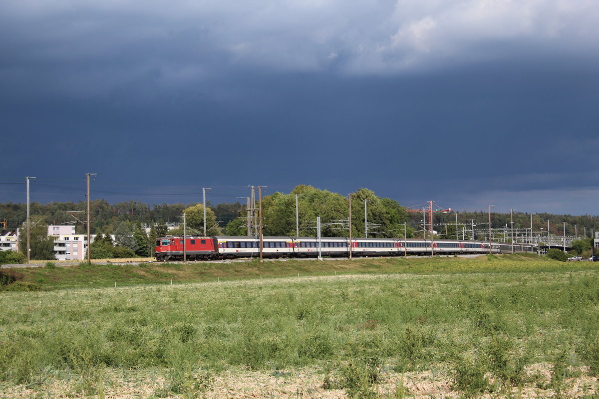 Die SBB Re 4/4 II Nr. 11115 bespannte am 14. August 2018 den IR 37 St. Gallen - Basel SBB und ist in hier kurz nach Bassersdorf unterwegs.